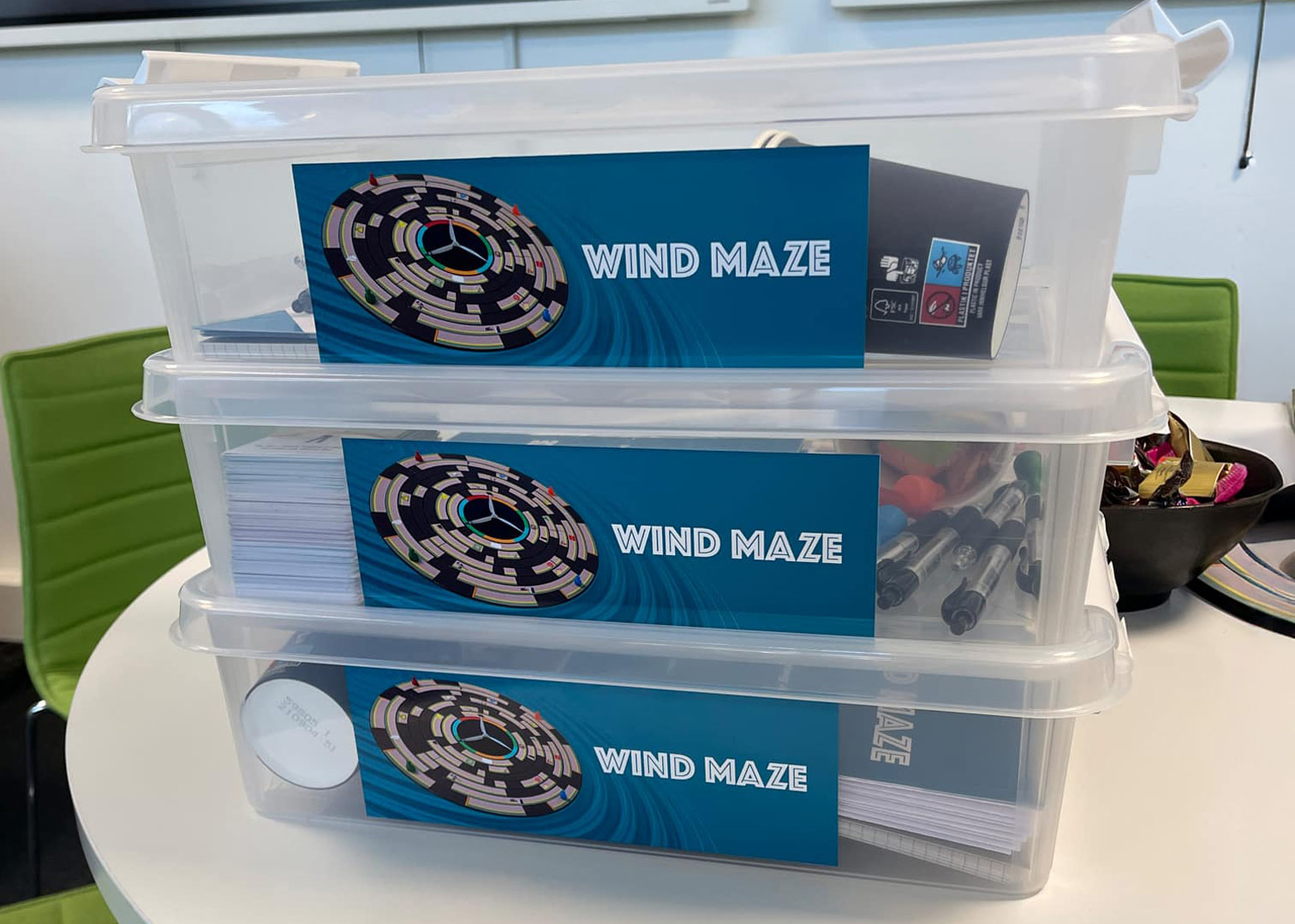 Færdigt brætspil med 4 forskellige kategorikort og en bunke med Find mig kort