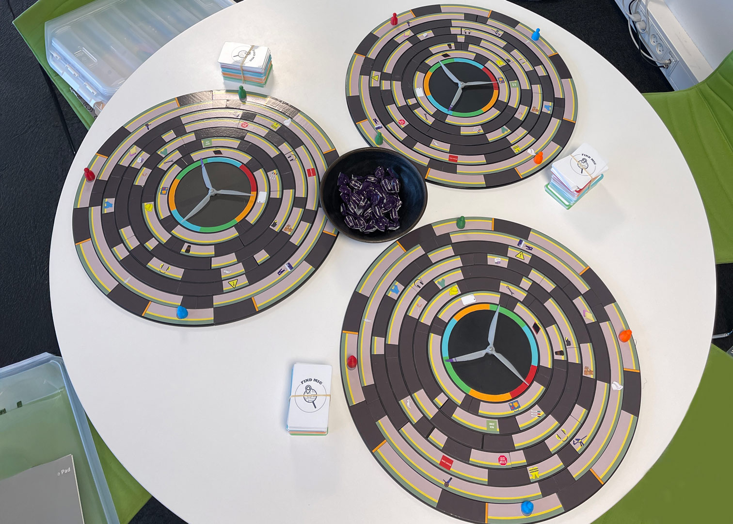 Færdigt brætspil med 4 forskellige kategorikort og en bunke med Find mig kort