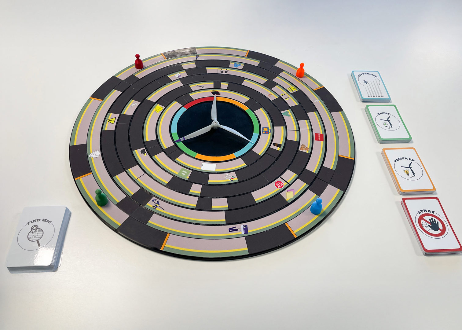 Færdigt brætspil med 4 forskellige kategorikort og en bunke med Find mig kort